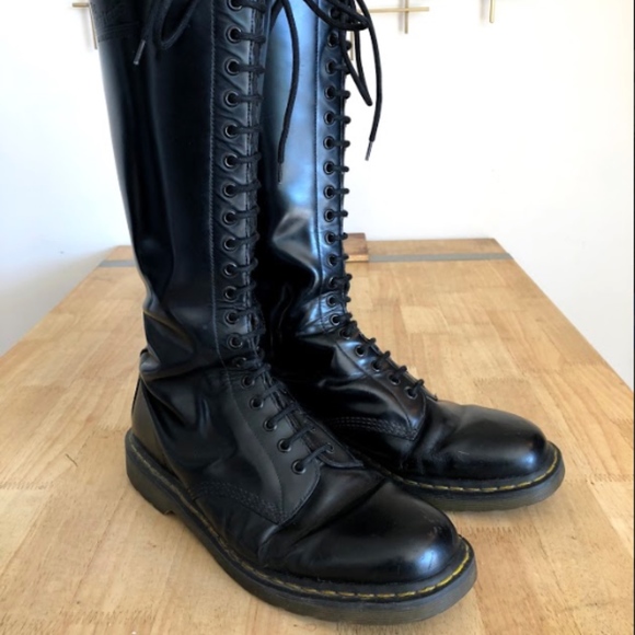 mens 20 eyelet boots